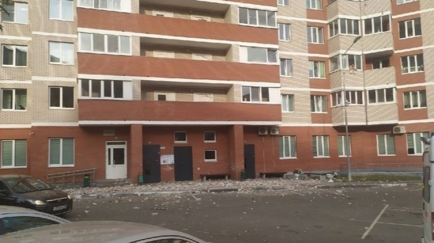 Момент обрушения балкона на прохожих в Ижевске из-за урагана попал на видео