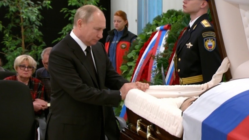 Путин приехал на церемонию прощания с погибшим главой МЧС РФ Зиничевым
