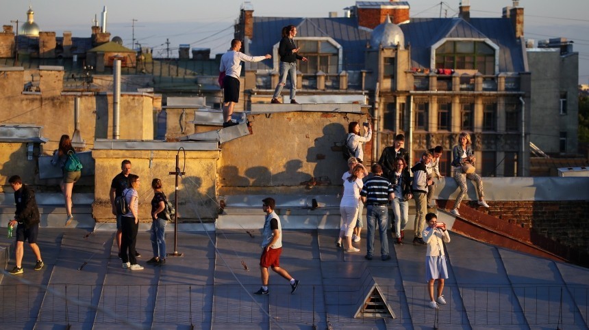 Место для богемы: дочь поэта Рождественского едва не рухнула с крыши в Петербурге