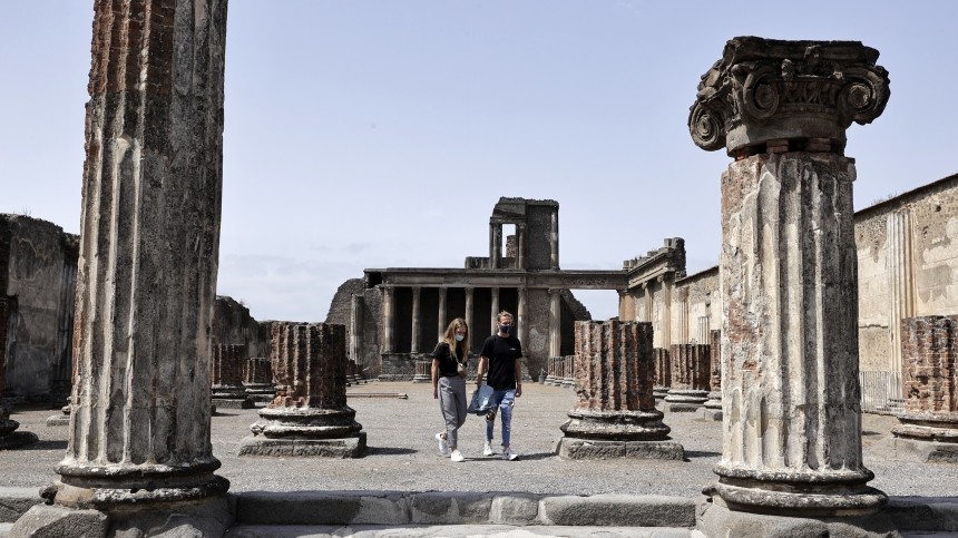 Руководство музея в Помпеях бьет тревогу из-за алчных туристов