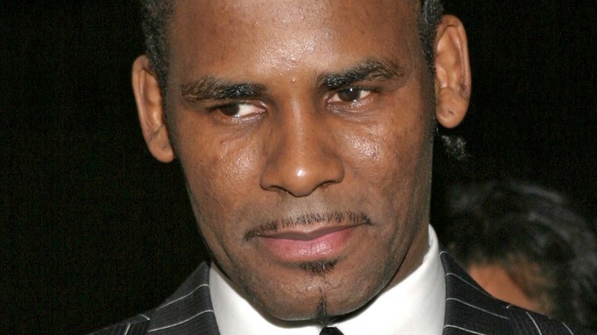 Обвиненный в торговле людьми рэпер R.Kelly начал сдавать других звезд