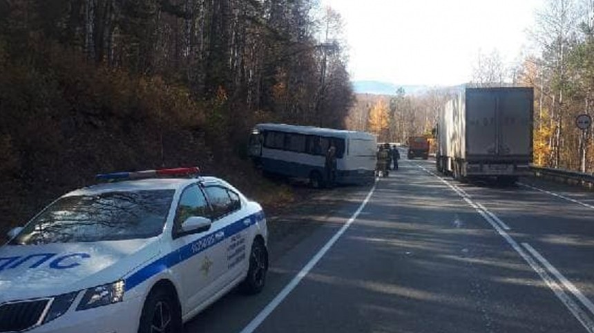 Автобус с 15 туристами и большегруз столкнулись на трассе под Иркутском