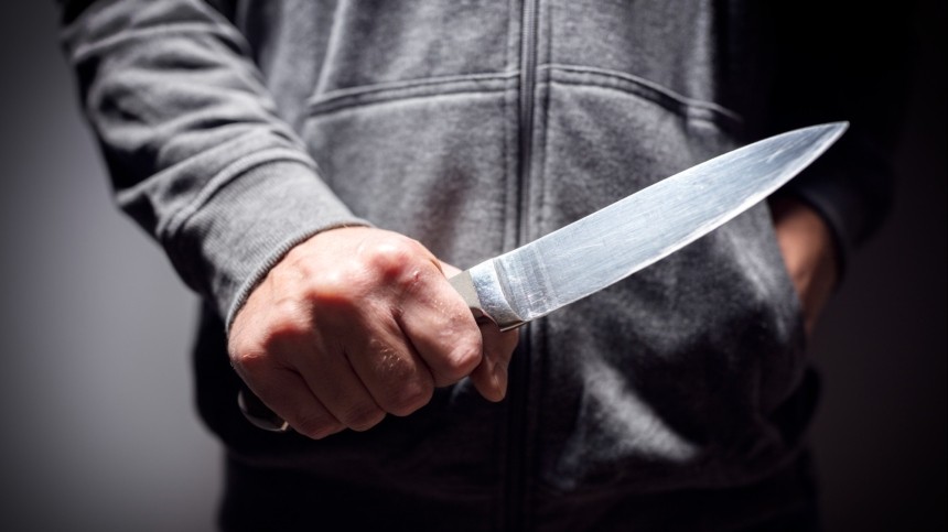 Мужчина угрожал продавцу ножом в супермаркете Новосибирска