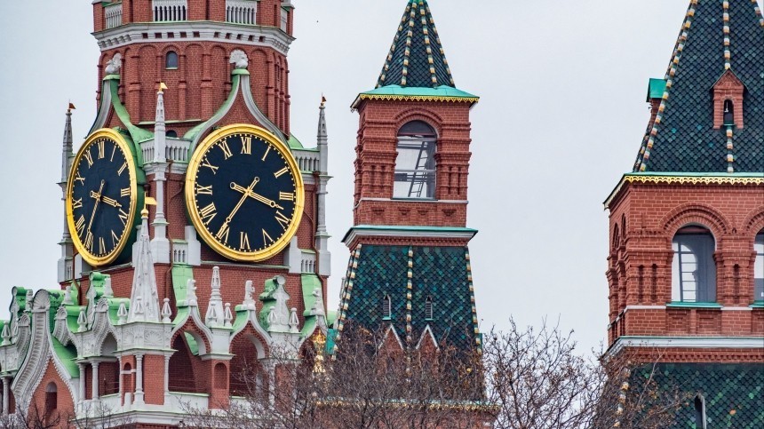 Из-за ураганного ветра в Москве обрушился зубец Кремля