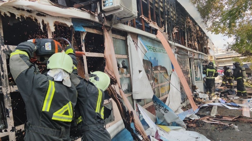 Более 70 человек эвакуировали из-за мощного пожара на рынке Владивостока