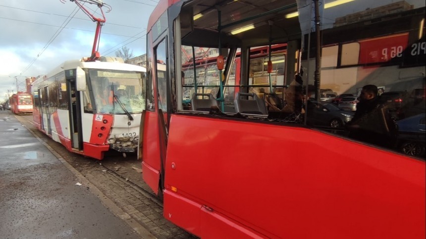 Число пострадавших при столкновении трамваев в Петербурге достигло 16