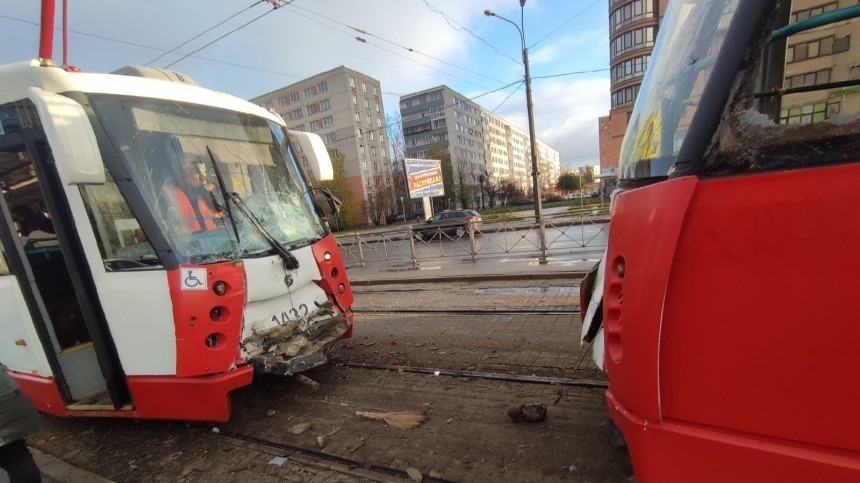 Момент столкновения трамваев в Петербурге попал на видео