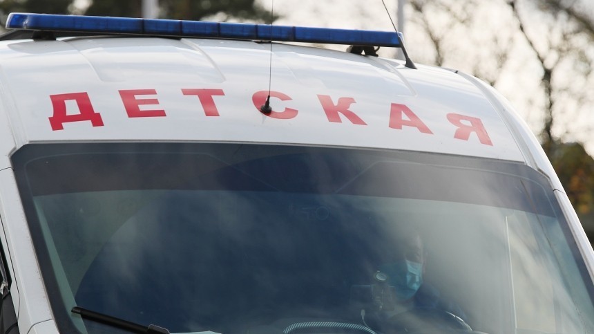 Грудничок госпитализирован после падения строительного забора на коляску в Москве