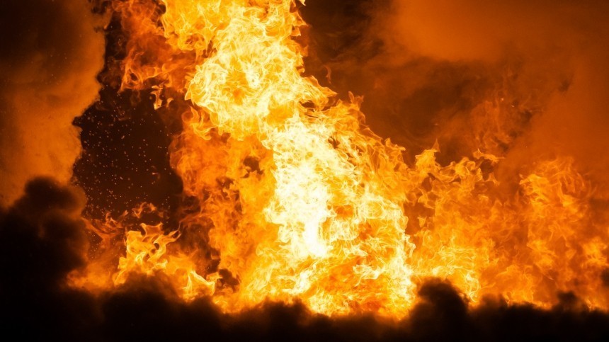 Крупный пожар полыхает в промзоне в Уфе