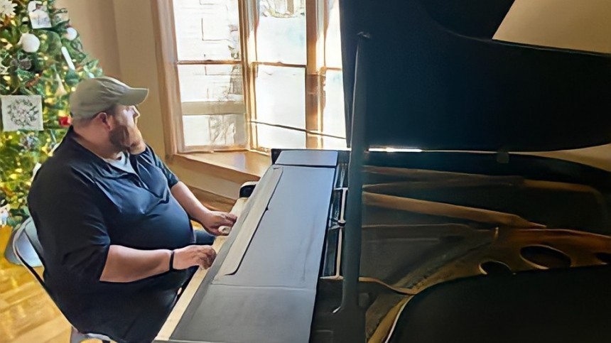 Символ спасения: житель Кентукки сыграл на рояле в разрушенном торнадо доме