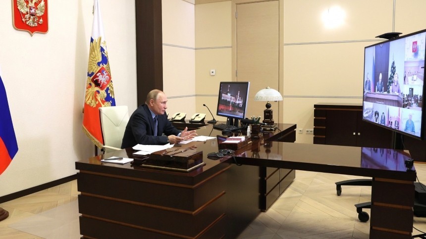 Путин обсудил с правительством меры борьбы с «омикрон»-штаммом и QR-коды