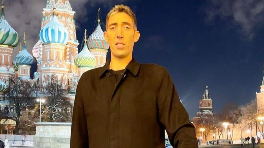 Самый высокий человек в мире приехал в Москву за русской невестой