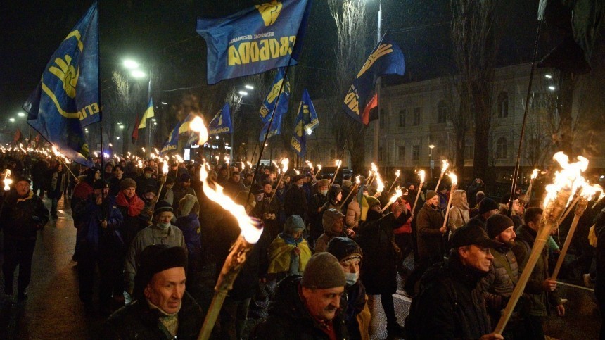Политолог о факельном шествии нацистов в Киеве: «Зеленский присвоит им звания»