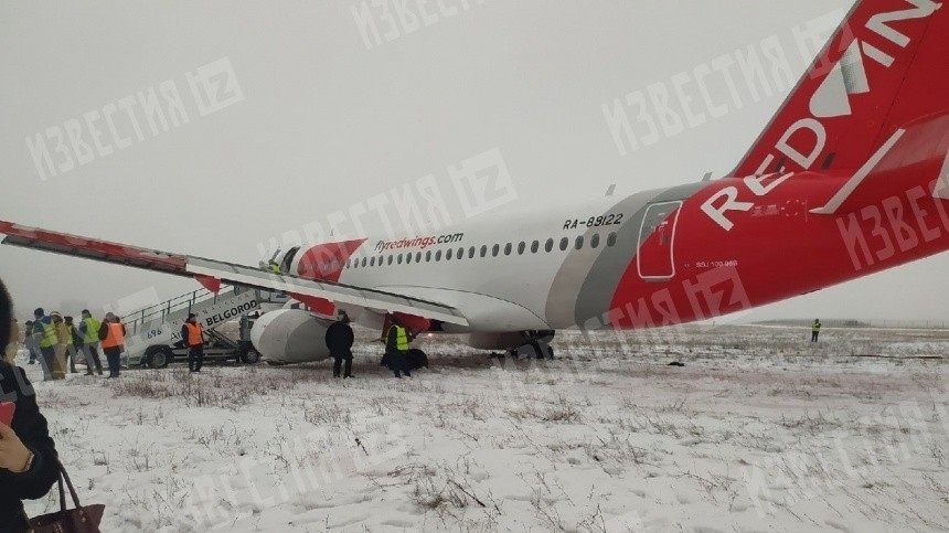 Самолет выкатился за пределы ВПП в Белгороде — видео с места