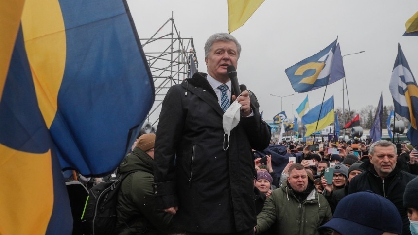 Несколько часов назад экс-президент Украины прибыл на территорию Незалежной в связи с заведенным на него уголовным делом.