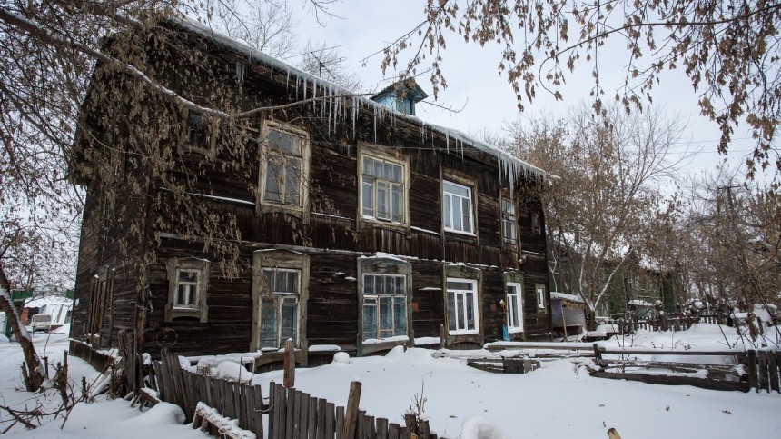 Президент России, кроме прочего, обсудил с губернатором Астраханской области Игорем Бабушкиным проблему аварийного жилья.