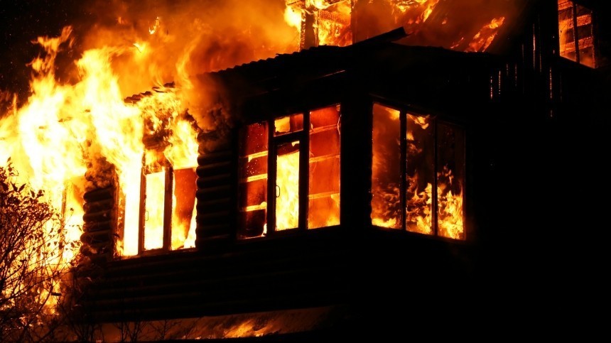 Крупный пожар вспыхнул в жилом доме в Сочи