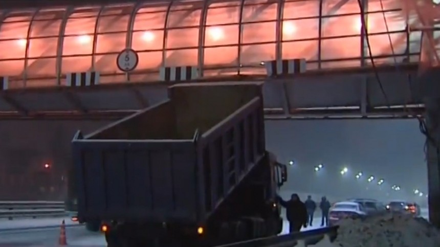 Грузовик с поднятым кузовом снес пешеходный мост в Подмосковье