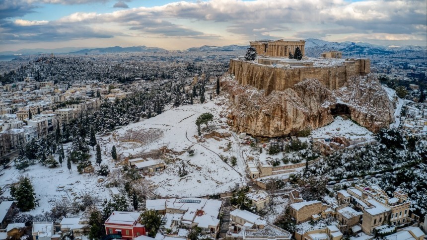 На Грецию обрушился снегопад со штормовым ветром