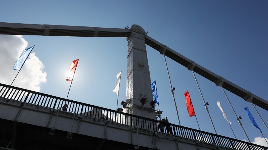 Мужчина забрался на верхушку конструкции Крымского моста в Москве