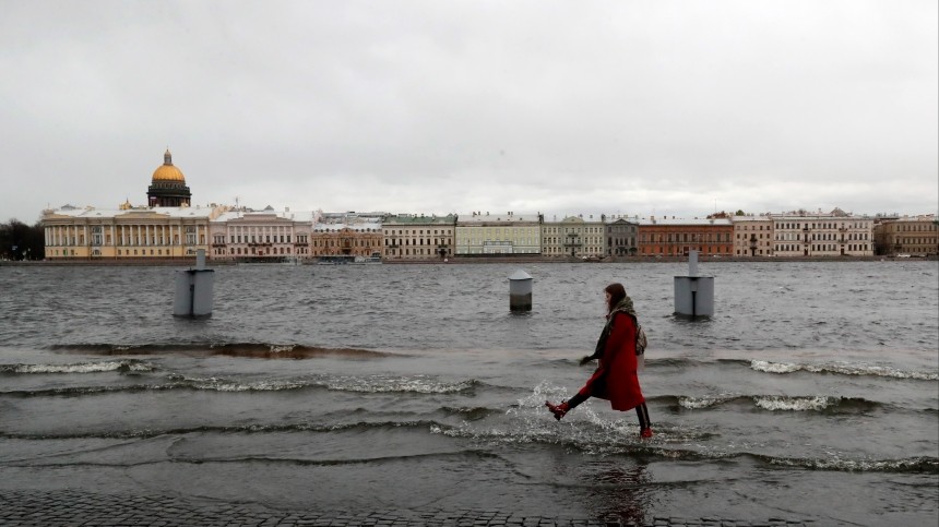 Буря сегодня в петербурге. Шторм в СПБ. Петербургская дамба. Шторм в Питере,серферы. Петербург после урагана.