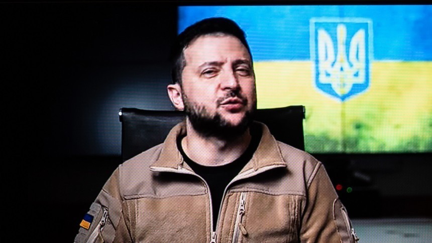 На последних снимках и видео лицо президента Украины «украшают» большие мешки под глазами и отеки.