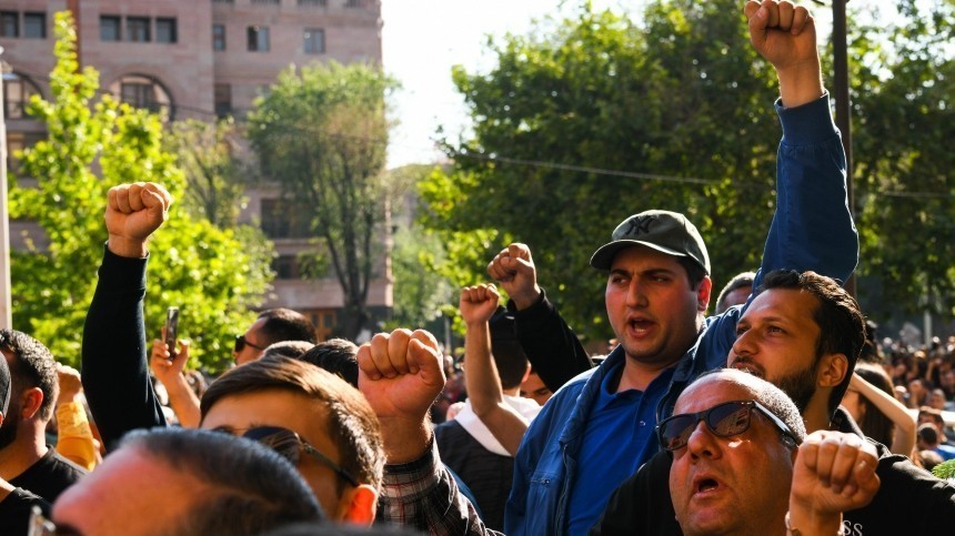 Протестующие прорвали оцепление у здания МИД Армении и заблокировали все входы