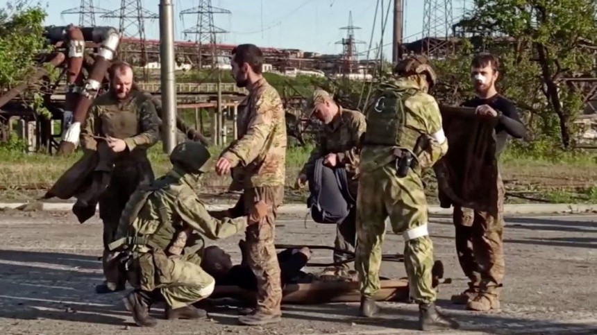 Макрон и Шольц призвали Путина освободить украинских военных с Азовстали