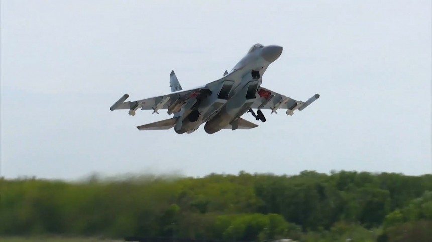 Минобороны РФ опубликовало видео работы Су-35 и Су-35С по позициям ВСУ