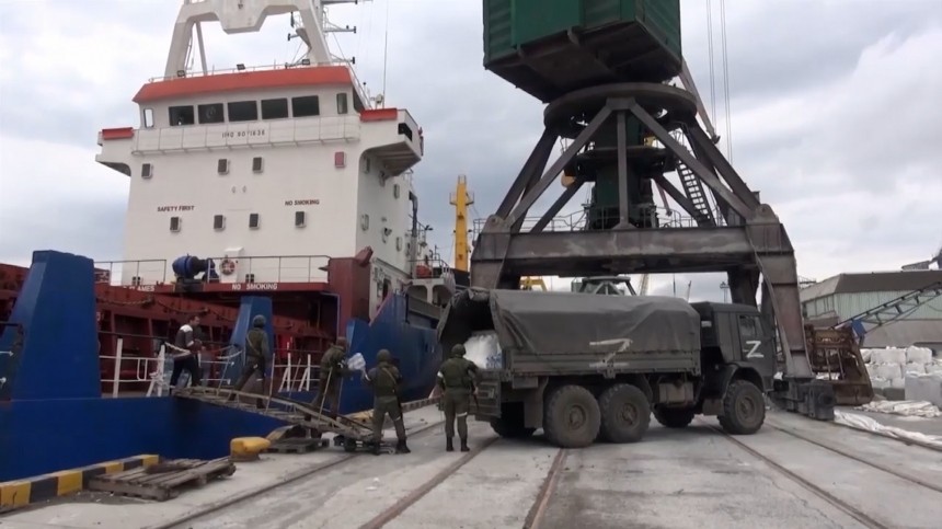 Российские военные доставили гумпомощь заблокированным в Херсоне турецким морякам