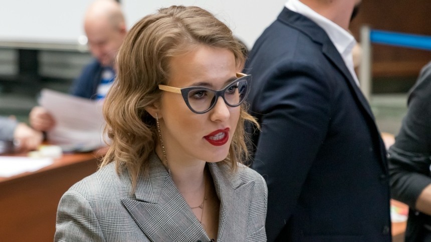 Работает на ухе: Шахназаров раскрыл, как Собчак дурачит своих зрителей