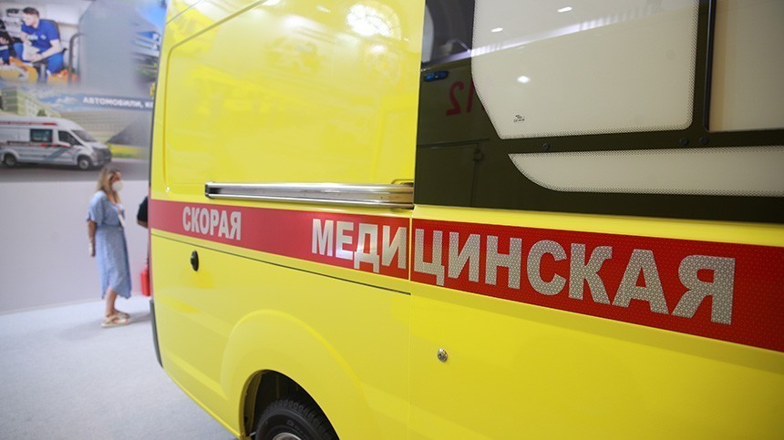 В Якутске упавшего с 12-го этажа мальчика поймал прохожий видео с моментом спасения