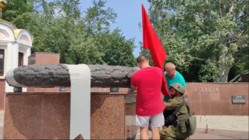 Красное знамя реет в центре города: российская армия освободила Лисичанск
