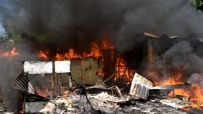 Черный и едкий дым заполонил все небо: ВСУ обстреляли рынок в Донецке