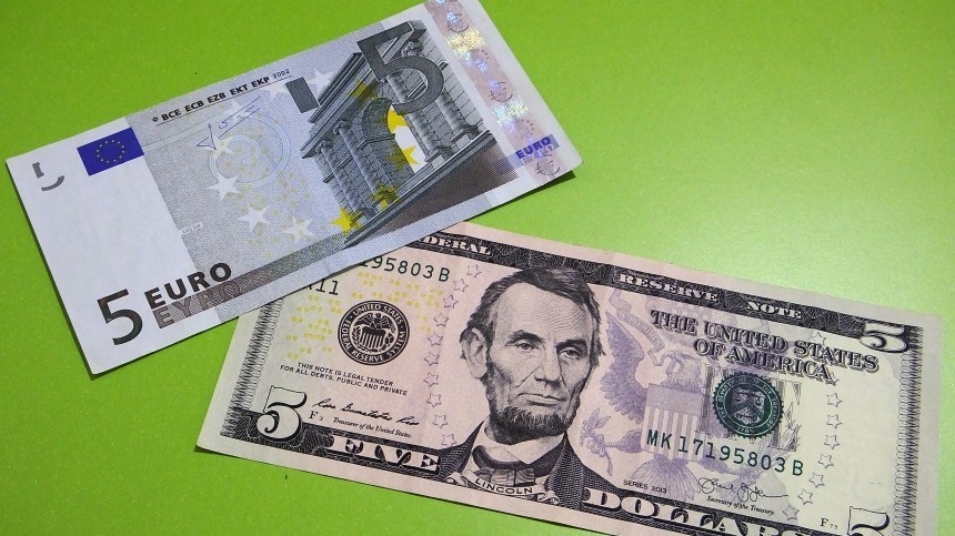Экономист доступно объяснил, почему евро стал дешевле доллара впервые за 20 лет