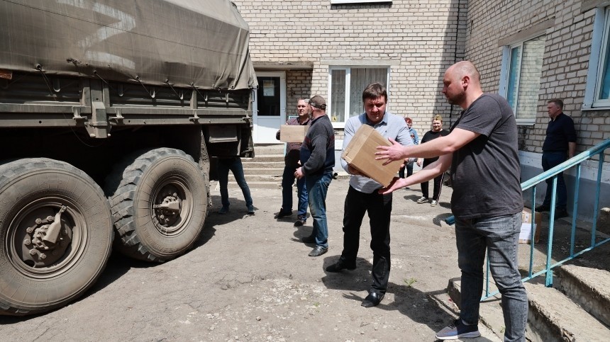 Российские военные доставили 50 тонн продовольствия в поселки под Харьковом