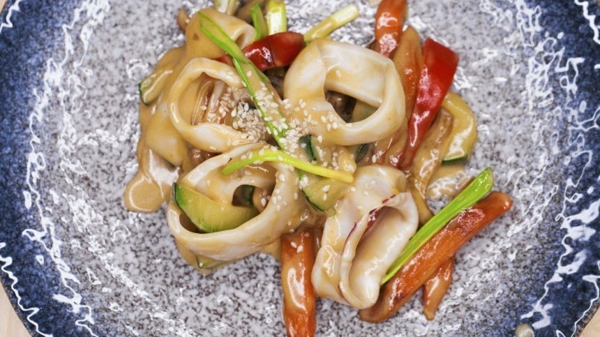 Ароматно и аппетитно: рецепт быстрого салата с морепродуктами от шефа Емельяненко