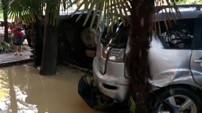 Автосвалка во дворе: опубликовано видео с последствиями потопа в Сочи