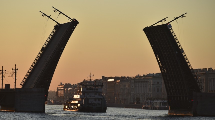 Исключительный случай: мосты в Петербурге разведут днем