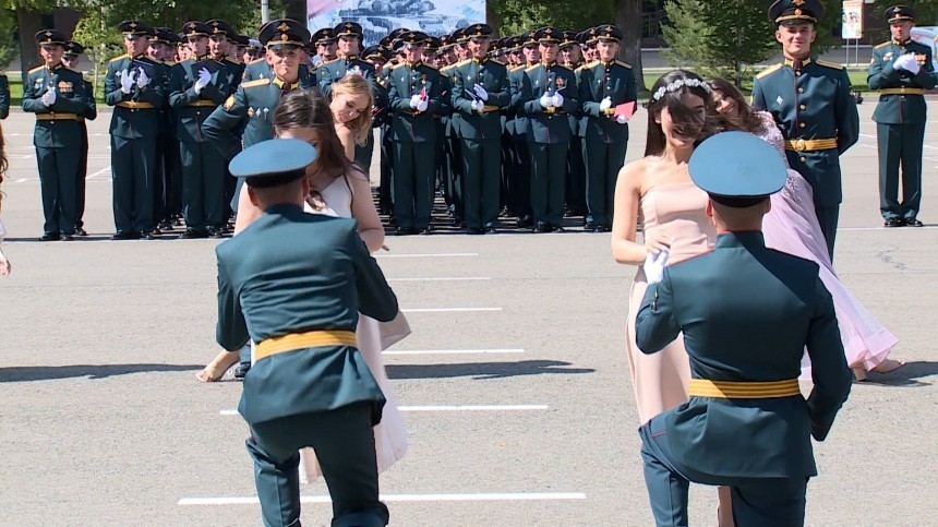 В Казанском военном училище новая традиция  звать замуж на выпускном