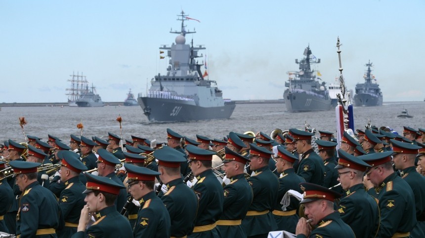 Перед глазами зрителями прошла история: жители и гости Санкт-Петербурга увидели и исторические суда и современнейшие военные корабли.