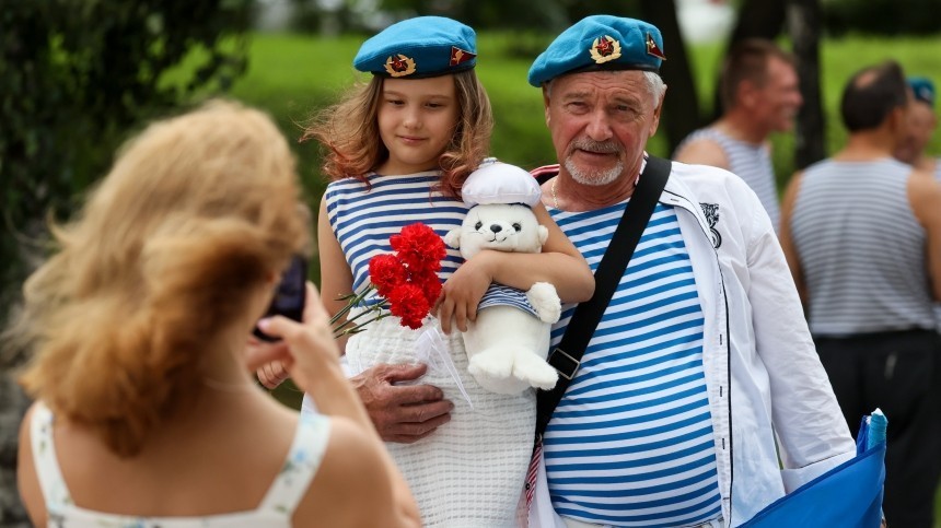 Никто, кроме вас: в России отмечают День Воздушно-десантных войск