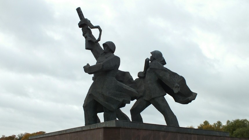В Риге хотят уничтожить память о войне вместе с монументом советским воинам