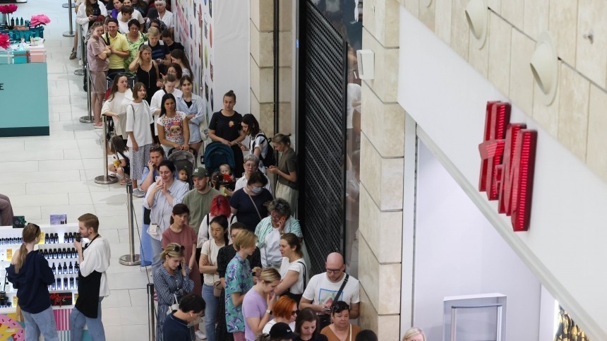 Огромная очередь из желающих купить одежду выстроилась в магазин H&M в Петербурге