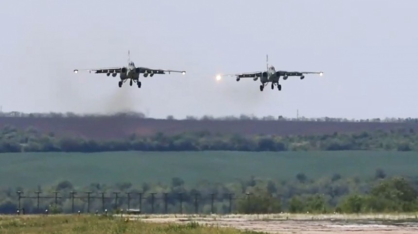 Российские летчики точным ударом уничтожили западное оружие на Украине