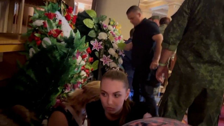 Легендарная артиллеристка погибла при очередной атаке ВСУ в ДНР. Из здания, где планировалась траурная церемония, экстренно эвакуировали людей.