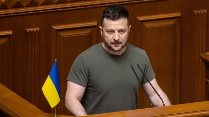 Украинский президент должен понести суровую кару за одно только использование против мирных граждан запрещенных мин «Лепесток», заявил политолог.