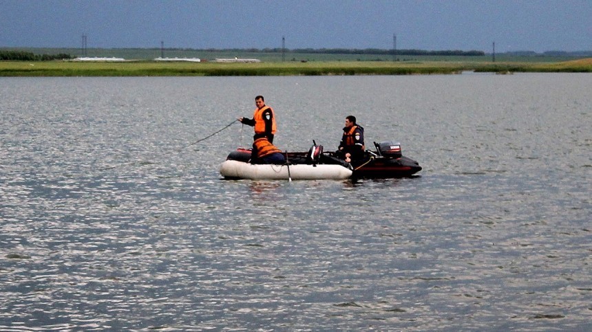 Три человека погибли и шестеро пострадали при опрокидывании лодки в ЯНАО