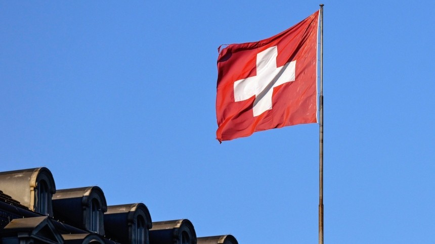 Власти Швейцарии призвали сограждан запасаться дровами и свечами