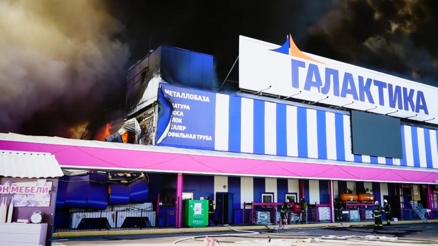 Сильнейший пожар начался в ТЦ Галактика в Донецке после обстрела ВСУ